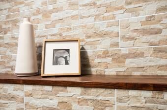 Цокольная плитка Cerrad Kamien Aragon beige на стене